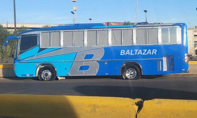 Imagen: Exhiben a autobús “víctima” del ponchallantas en la autopista México-Pachuca
