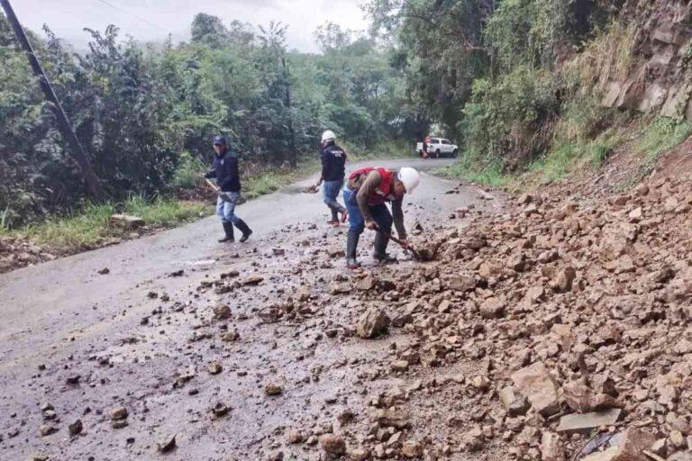 Imagen: Retira PC Huazalingo lodo y escombros de carreteras