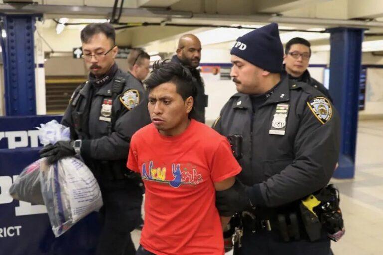 Imagen: Metro de Nueva York: Sujeto le enciende fuego a mujer y muere; él fue detenido