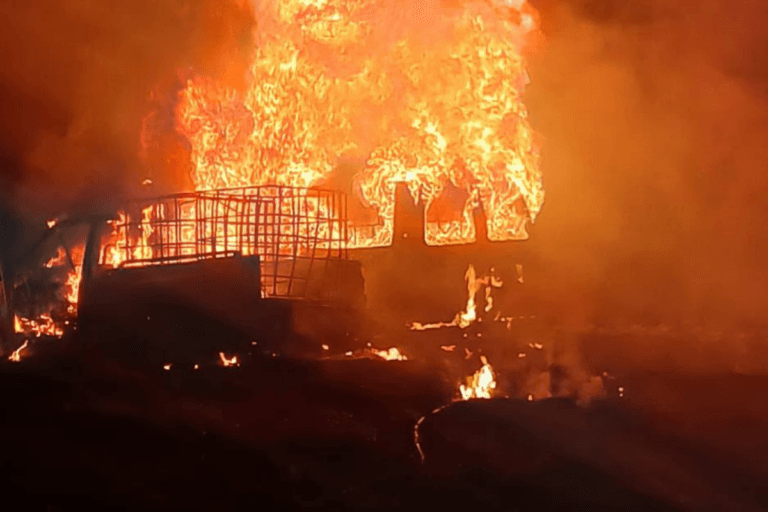 Imagen: Tlahuelilpan: incendio de camionetas con huachicol alerta a vecinos