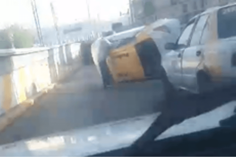 Imagen: Taxi vuelca en bulevar de Pachuca; ¿dejó lesionados?