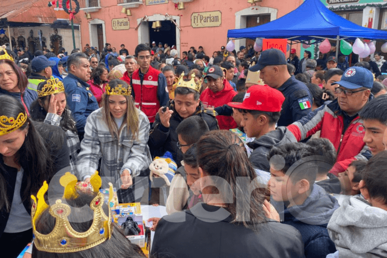 Imagen: Los Reyes Magos llegan a Real del Monte con la rosca más grande de Hidalgo