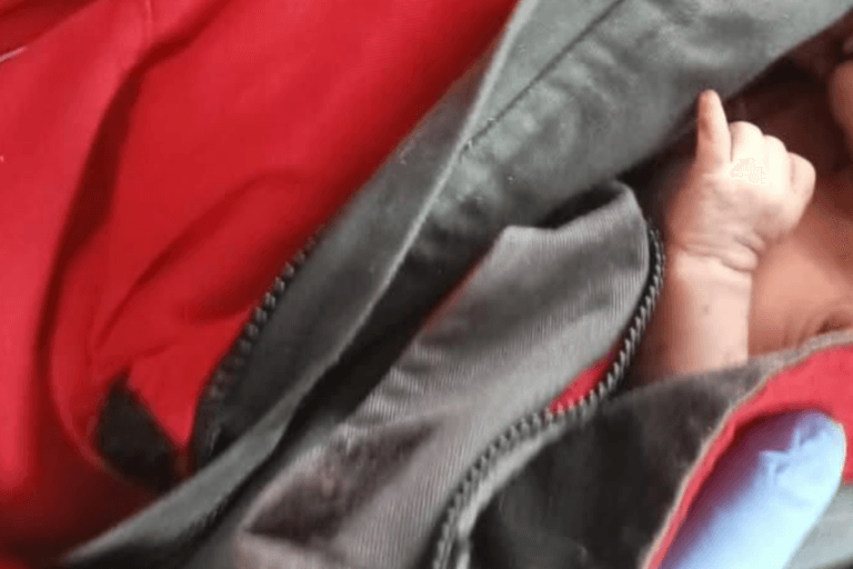 Imagen: Hallan a recién nacido abandonado cerca de una escuela en San Agustín Tlaxiaca