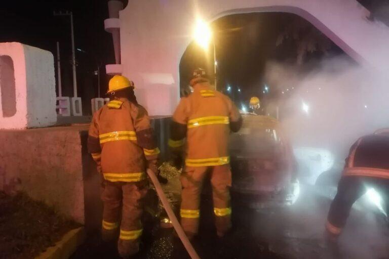 Imagen: Incendio de vehículo en la entrada de ICSa (UAEH)