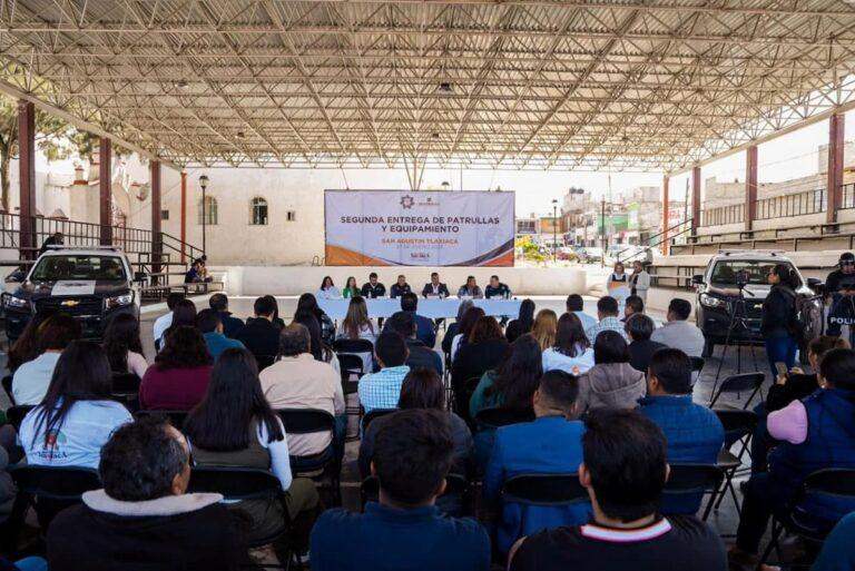 Imagen: Segunda entrega de patrullas y equipamiento para seguridad en San Agustín Tlaxiaca