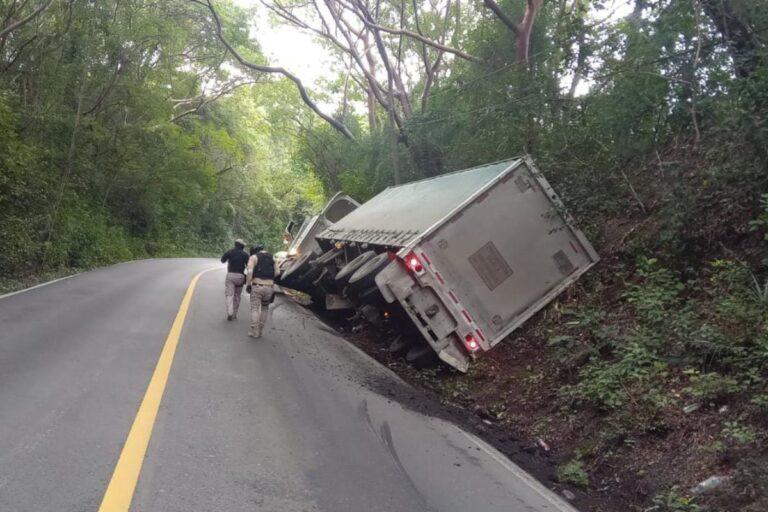 Imagen: Accidente de tráiler en la carretera Huejutla-Chalma