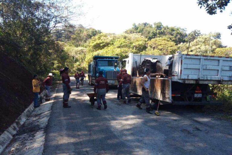 Imagen: Vecinos exigen que se retome el bacheo de la Calnali-Huejutla