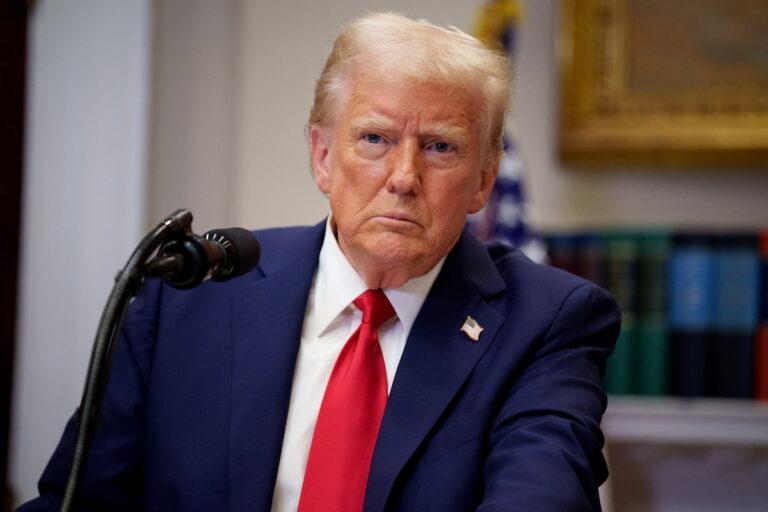 Imagen: Donald Trump firma orden ejecutiva para aumentar seguridad en la frontera con México
