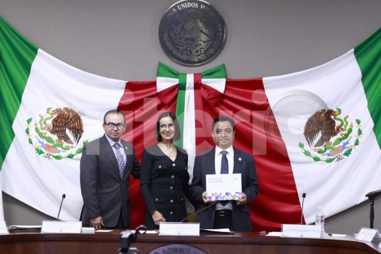 Imagen: Rinde el Itaih su último informe de actividades previo a su desaparición; esto se resaltó