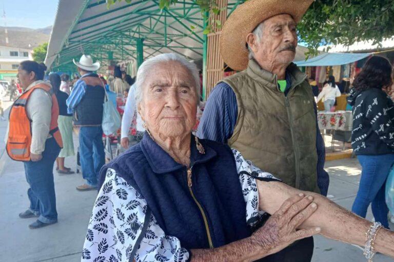 Imagen: Metztitlán: Alonso y Refugio llevan más de 30 años de dedicación al comercio; esto venden