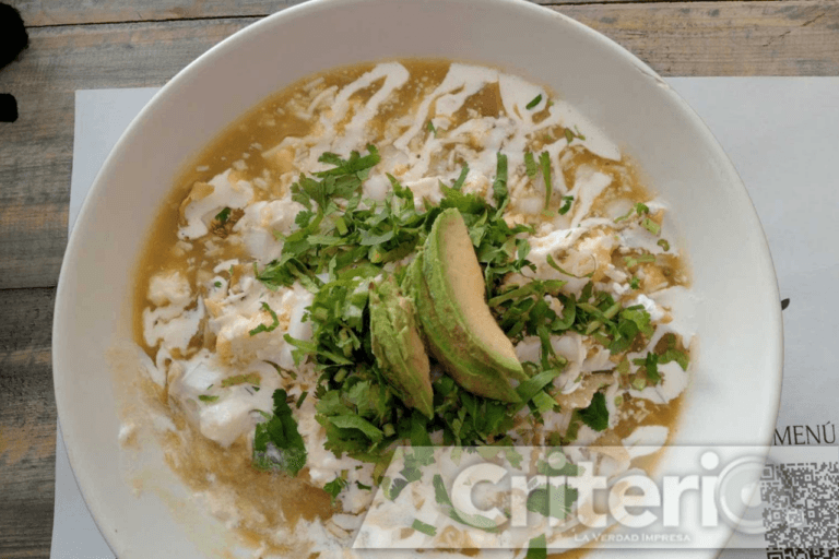 Imagen: ¿Chilaquiles rellenos de chicharrón prensado? Solo aquí los encuentras