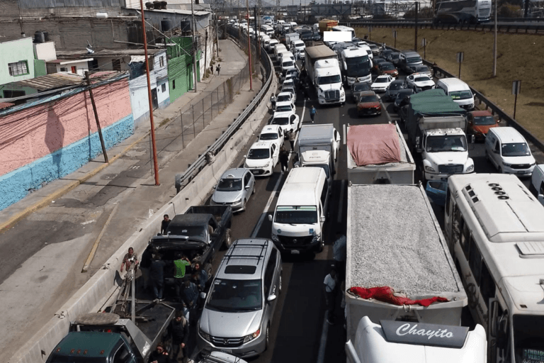 Imagen: Estado de México: autoridades ayudan a personas varadas en bloqueos por manifestación en Hidalgo