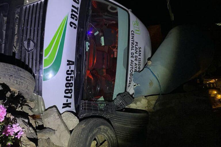 Imagen: Tulancingo: colectiva vuelca y aterriza sobre una casa; conductor huye del lugar