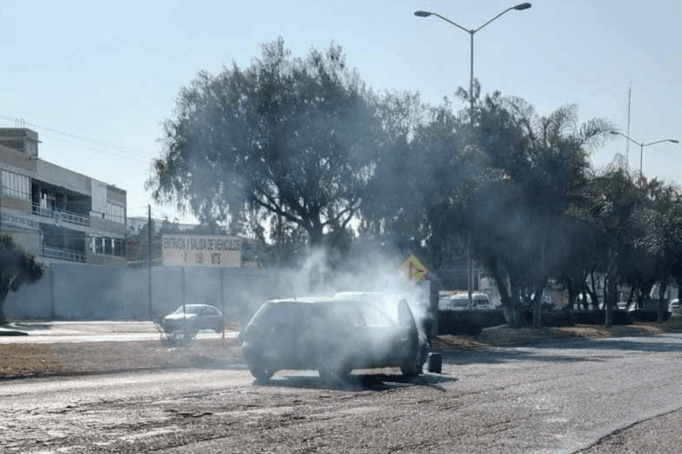 Imagen: Auto incendiado en Mineral de la Reforma causa alarma entre vecinos