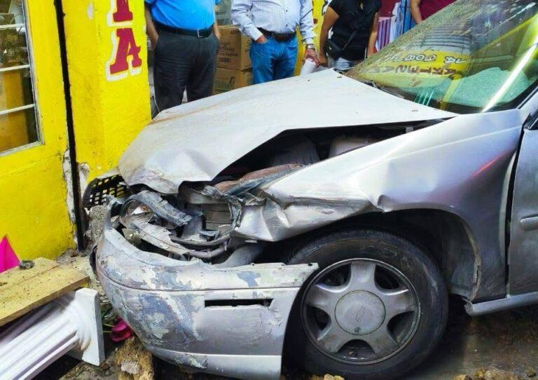 Imagen: Auto se estrella contra panadería en el centro de Tula: Dos personas lesionadas