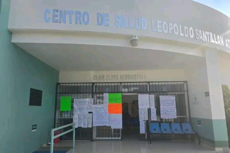 Imagen: En Atotonilco el Grande, trabajadores de una clínica laboran bajo protesta; esto exigen
