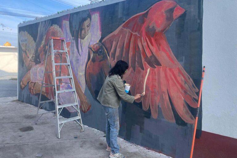 Imagen: Muralistas realizan intervención en primaria de San Agustín Tlaxiaca