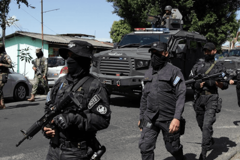 Imagen: Defensora de víctimas de Bukele sufre acoso policial: “No me detendrán”