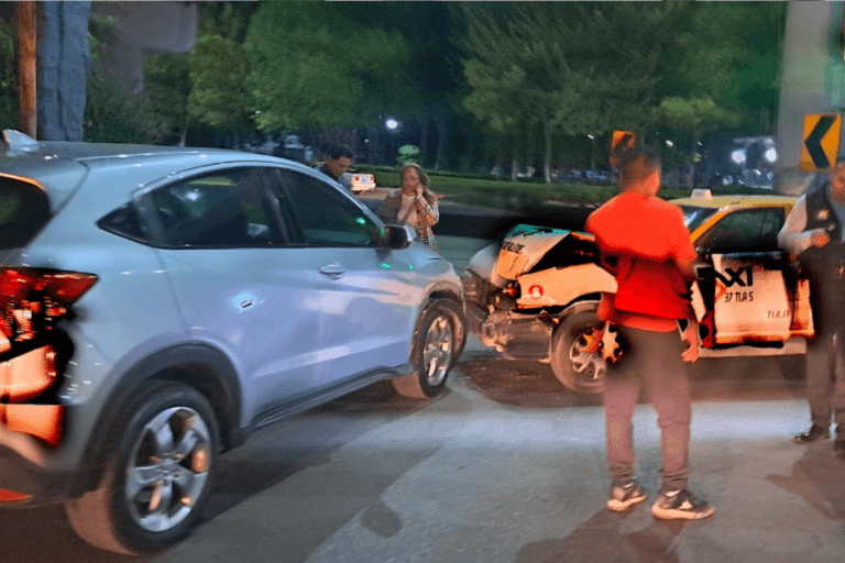 Imagen: Choque entre camioneta y taxi en Tula; semáforos descompuestos habrían sido la causa