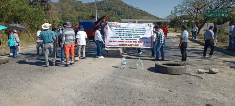 Imagen: Protesta contra la reforma a la Ley del Issste: Maestros bloquean el crucero Tres Huastecas