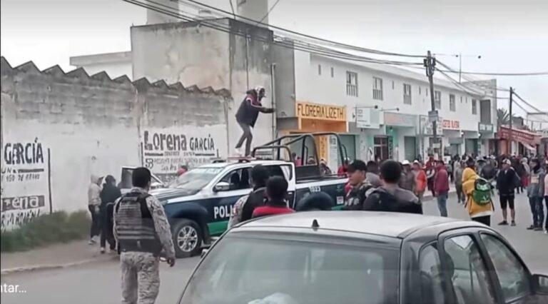 Imagen: Pobladores incendian patrulla y vuelcan dos vehículos en Tulancingo