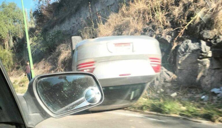 Imagen: Vehículo vuelca en carretera Tula-Michimaloya, se reportan dos lesionados