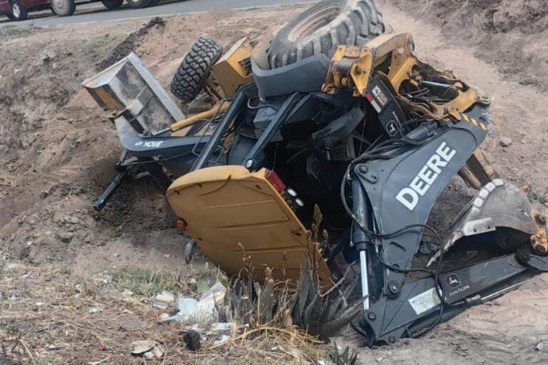 Imagen: Pachuca: ¿qué se sabe de la volcadura de una retroexcavadora en un canal, este lunes?