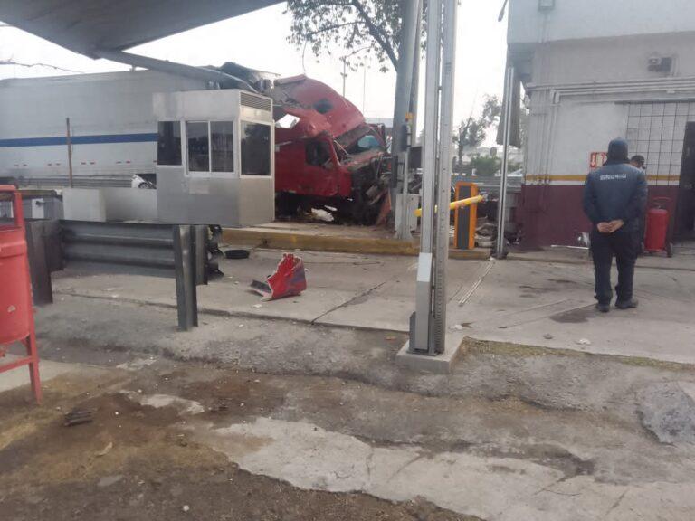 Imagen: México–Querétaro: tráiler se estrella contra caseta de Jorobas