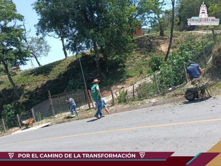 Imagen: Dan mantenimiento a carretera en Tianguistengo