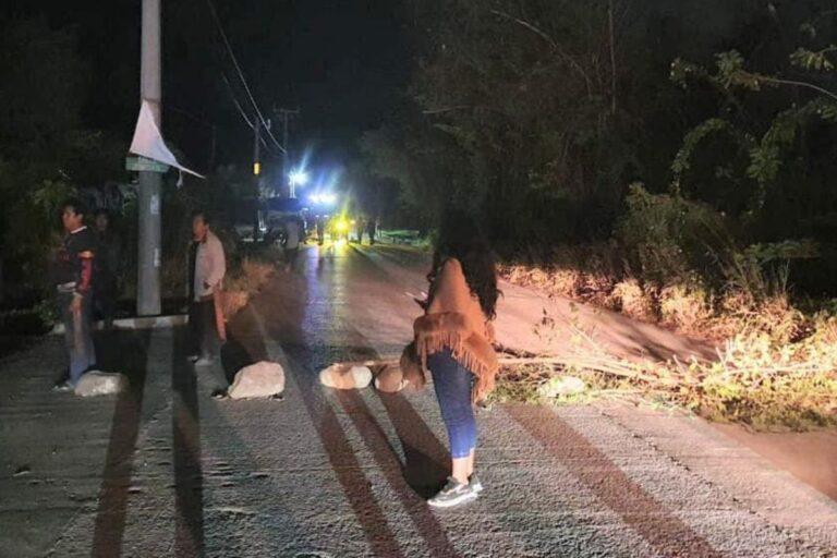 Imagen: Bloquean carretera Álamo-Tamazunchale en protesta por falta de luz en Huextetitla
