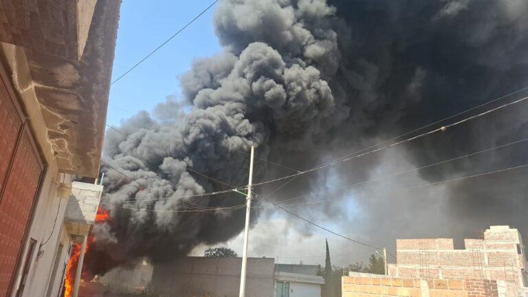 Imagen: Severa contaminacion genera incendio de al menos 500 neumáticos acumulados en predio baldío