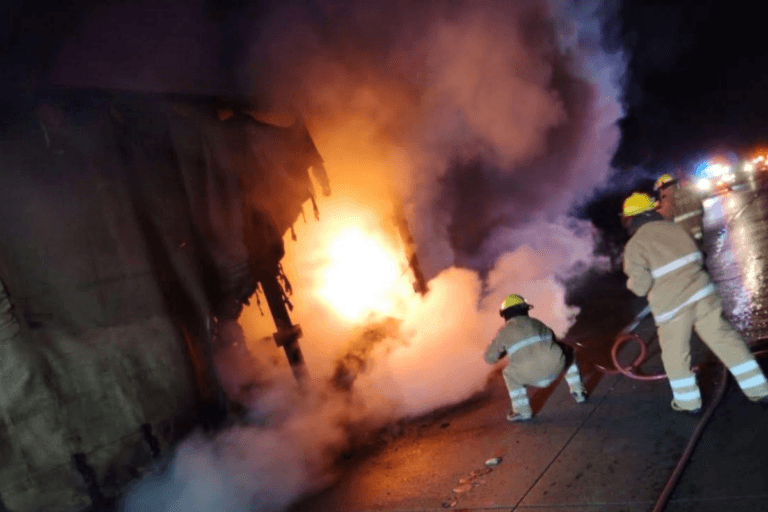 Imagen: Explosión en la autopista: tractocamión se incendia en Tepeji del Río