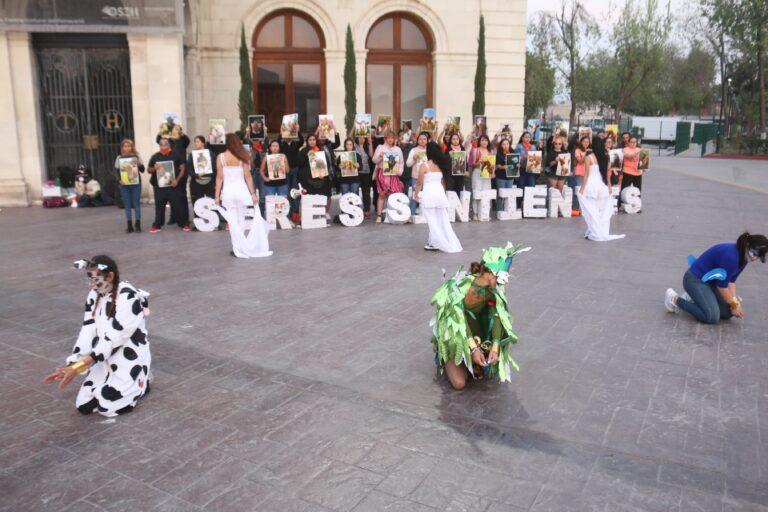 Imagen: Representantes de asociaciones animalistas exigieron reformas municipales en Plaza Juárez