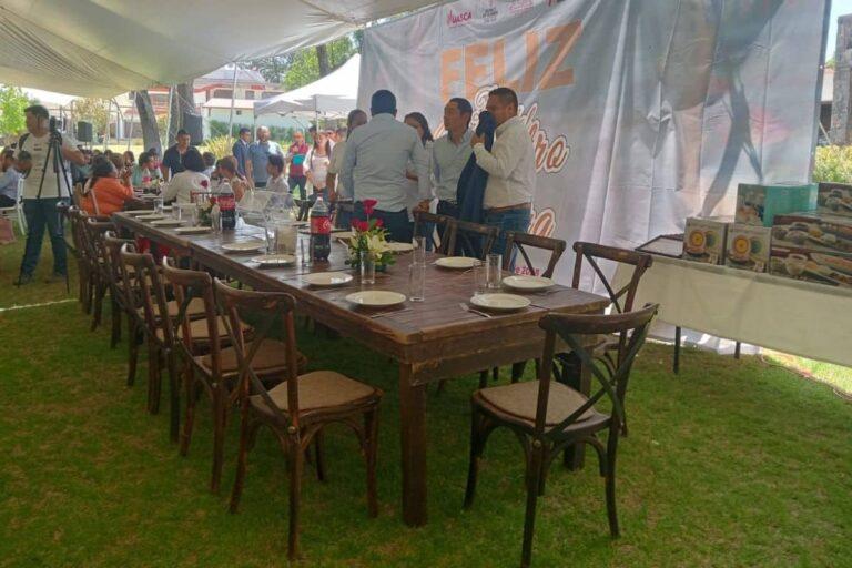 Imagen: Reconocen en Huasca la labor de los docentes con una convivencia y rifa de regalos