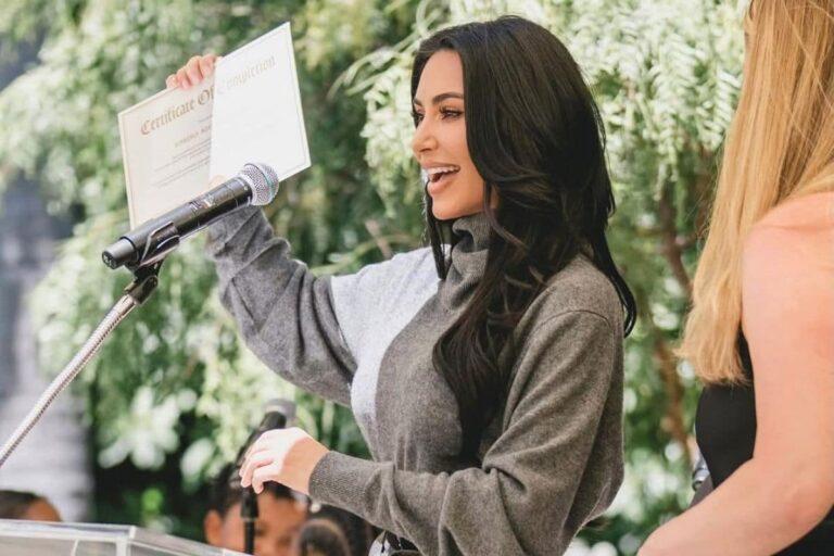 Imagen: De las redes a los tribunales: Kim Kardashian anuncia que ya se graduó para ser abogada