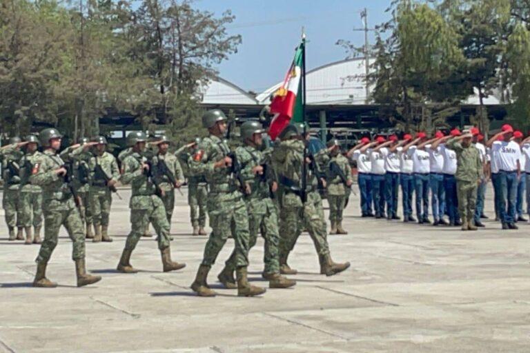 Imagen: Personal del Servicio Militar Nacional toma la protesta de bandera durante conmemoración de la Batalla de Puebla