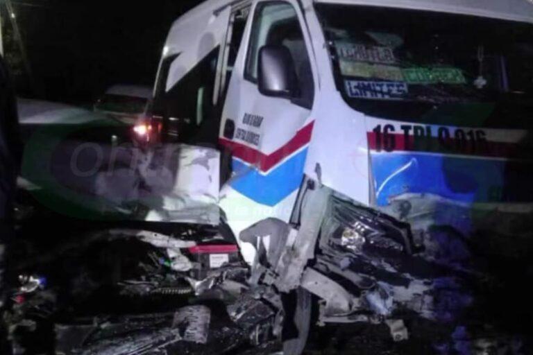 Imagen: Accidente en Tepeji entre vehículo y una unidad de transporte público deja tres heridos