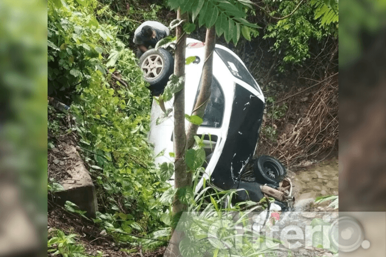 Imagen: Automóvil cae a una zanja en Jaltocán; hay un lesionado