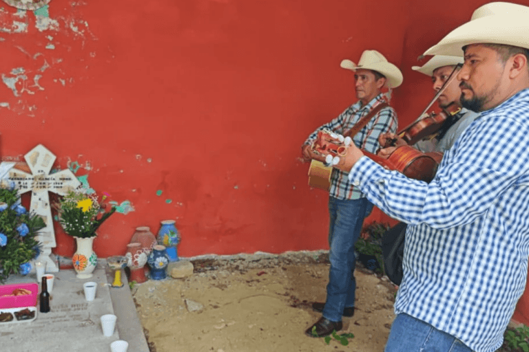 Imagen: En Jaltocán, la tradición revive entre tumbas, tamales y silencio en la conmemoración a San Juan Bautista