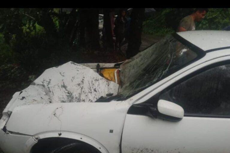 Imagen: Cae enorme roca sobre un vehículo en Tlanchinol; conductor resulta ileso