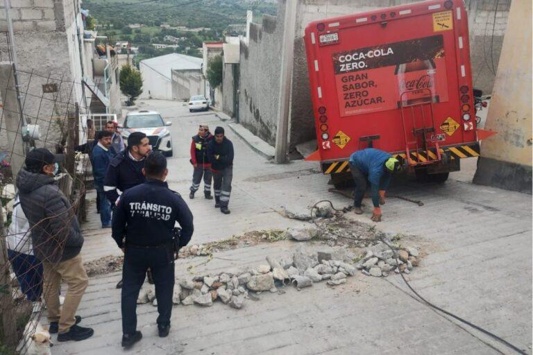Imagen: Camión repartidor de refrescos impacta contra vivienda en Mineral de la Reforma