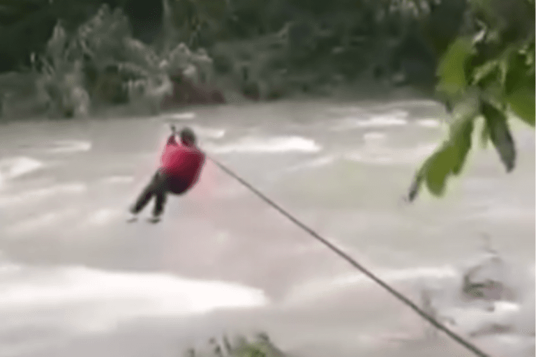 Imagen: Maestra cruza un río a tirolesa en San Bartolo Tutotepec para no fallar en su trabajo