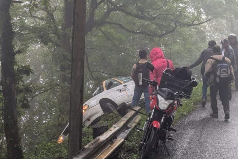 Imagen: Taxi casi cae a un barranco en Tlanchinol tras derrapar en carretera México-Tampico