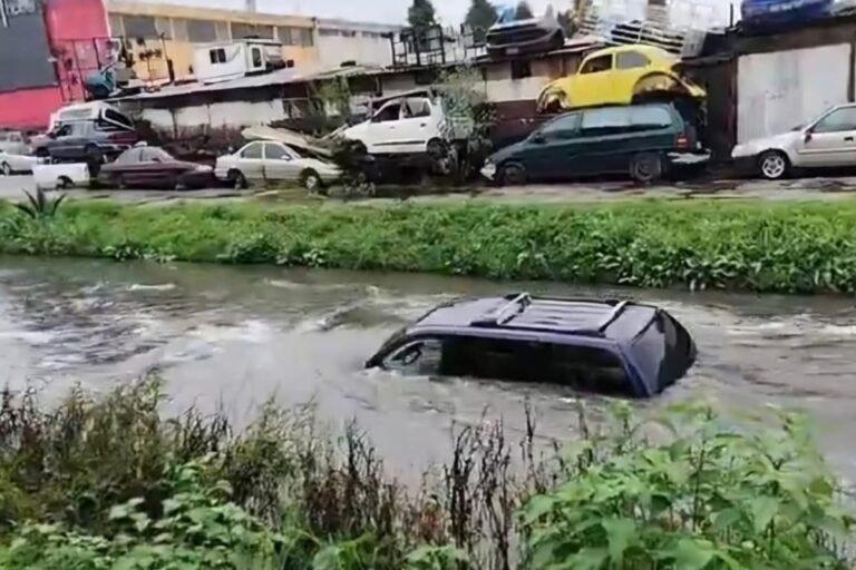 Imagen: Tula de Allende: camioneta cayó a canal de aguas negras