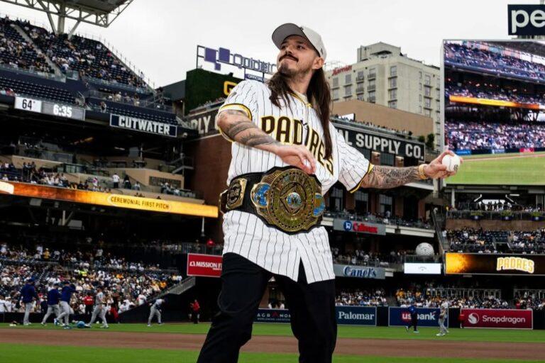 Imagen: Dominik Mysterio lanza la primera bola en Petco Park