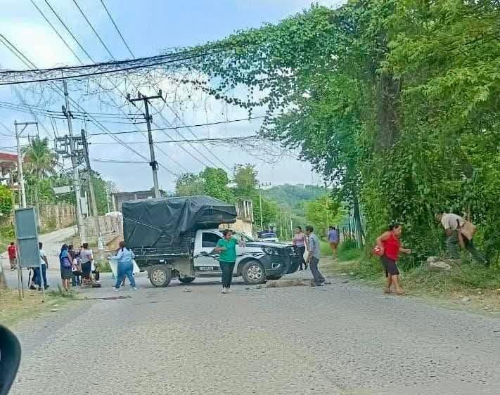Imagen: Habitantes del Mirador bloquean carretera Huejutla–Orizatlán por falta de agua