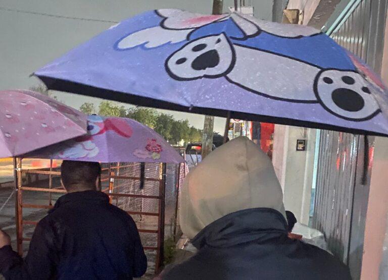 Imagen: Familias acampan afuera del Cereso de Pachuca para ver a sus internos en el Día del Padre