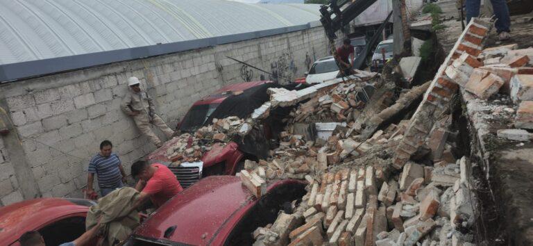 Imagen: Pachuca: colapsa barda en Cubitos y sepulta cinco vehículos