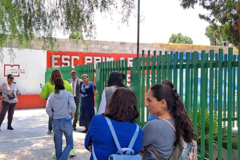 Imagen: Padres de familia protestan en una primaria de Tula por presunto desfalco