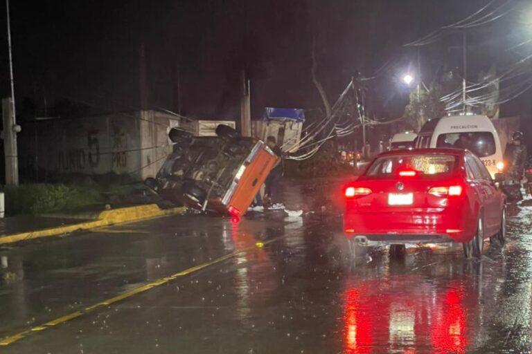 Imagen: Volcadura de camioneta deja dos personas lesionadas, en Cuautepec de Hinojosa